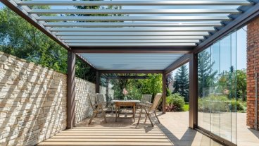 Bioklimatická pergola Skyline s bezrámovým zasklením Move a screenem Zipex