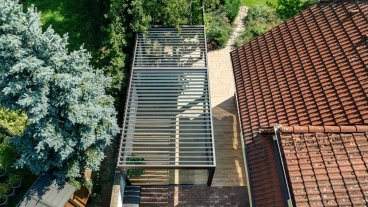 Bioklimatická pergola Skyline s bezrámovým zasklením Move a screenem Zipex