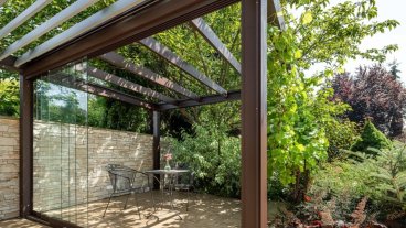 Bioklimatická pergola Skyline s bezrámovým zasklením Move a screenem Zipex