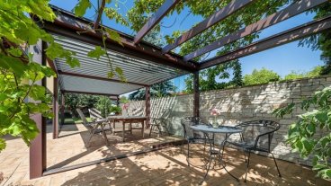 Bioklimatická pergola Skyline s bezrámovým zasklením Move a screenem Zipex