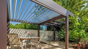 Bioklimatická pergola Skyline s bezrámovým zasklením Move a screenem Zipex