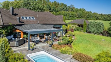 Bioklimatická pergola SKYLINE se screenovými roletami ZIPEX v Beskydech