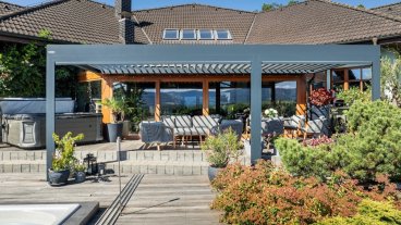 Bioklimatická pergola SKYLINE se screenovými roletami ZIPEX v Beskydech
