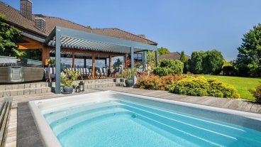 Bioklimatická pergola SKYLINE se screenovými roletami ZIPEX v Beskydech