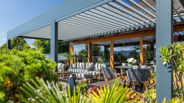 Bioklimatická pergola SKYLINE se screenovými roletami ZIPEX v Beskydech
