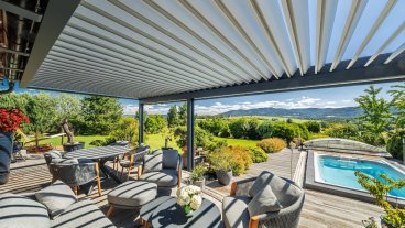 Bioklimatická pergola SKYLINE se screenovými roletami ZIPEX v Beskydech