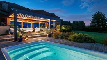 Bioklimatická pergola SKYLINE se screenovými roletami ZIPEX v Beskydech