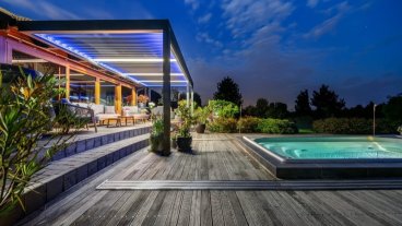 Bioklimatická pergola SKYLINE se screenovými roletami ZIPEX v Beskydech