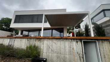 Bioklimatická pergola SKYLINE s bazénem