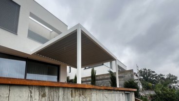 Bioklimatická pergola SKYLINE s bazénem