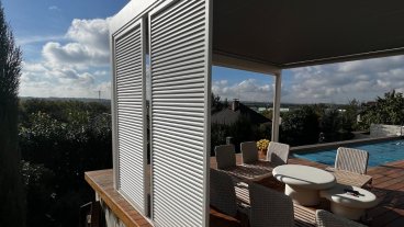 Bioklimatická pergola SKYLINE s bazénem