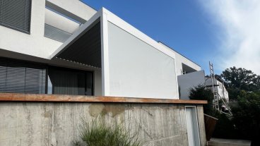 Bioklimatická pergola SKYLINE s bazénem
