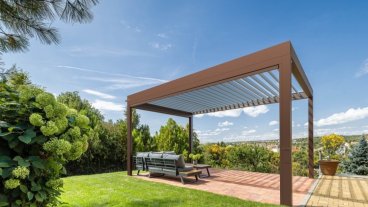 Moderní pergola SKYLINE nad brněnským panoramatem
