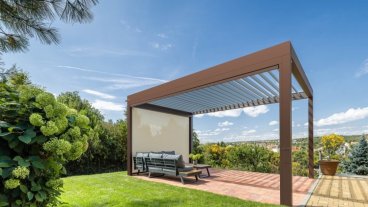 Moderní pergola SKYLINE nad brněnským panoramatem