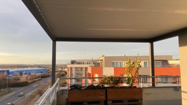 Instalace pergoly SKYLINE na terasu v horním patře