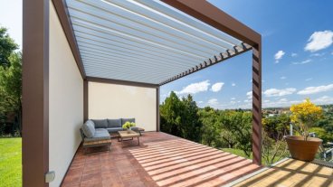 Moderní pergola SKYLINE nad brněnským panoramatem