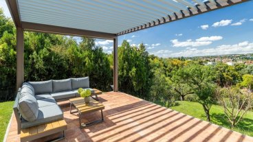 Moderní pergola SKYLINE nad brněnským panoramatem