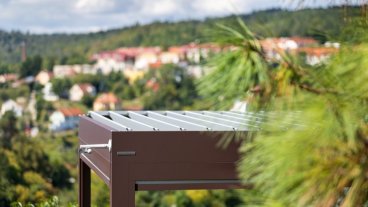 Moderní pergola SKYLINE nad brněnským panoramatem