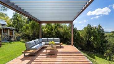 Moderní pergola SKYLINE nad brněnským panoramatem