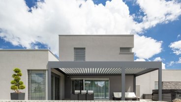Pergola SKYLINE se screenovou roletou ZIPEX
