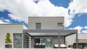 Pergola SKYLINE se screenovou roletou ZIPEX