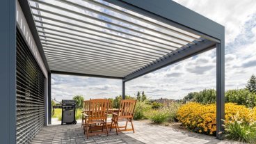 Bioklimatická pergola Skyline se screenovými roletami Zipex