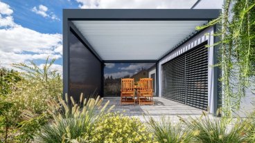 Bioklimatická pergola Skyline se screenovými roletami Zipex