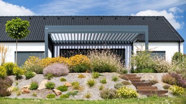 Bioklimatická pergola Skyline se screenovými roletami Zipex