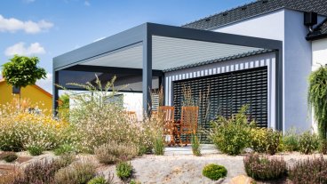 Bioklimatická pergola Skyline se screenovými roletami Zipex