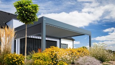 Bioklimatická pergola Skyline se screenovými roletami Zipex