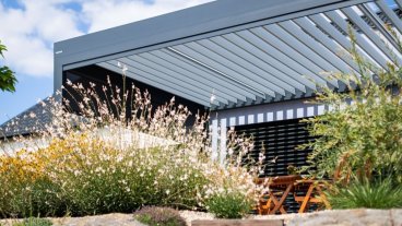 Bioklimatická pergola Skyline se screenovými roletami Zipex