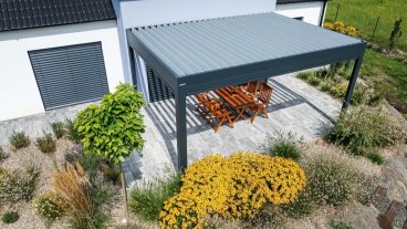 Bioklimatická pergola Skyline se screenovými roletami Zipex