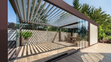Bioklimatická pergola Skyline s bezrámovým zasklením Move a screenem Zipex