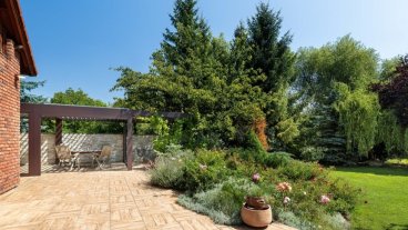 Bioklimatická pergola Skyline s bezrámovým zasklením Move a screenem Zipex