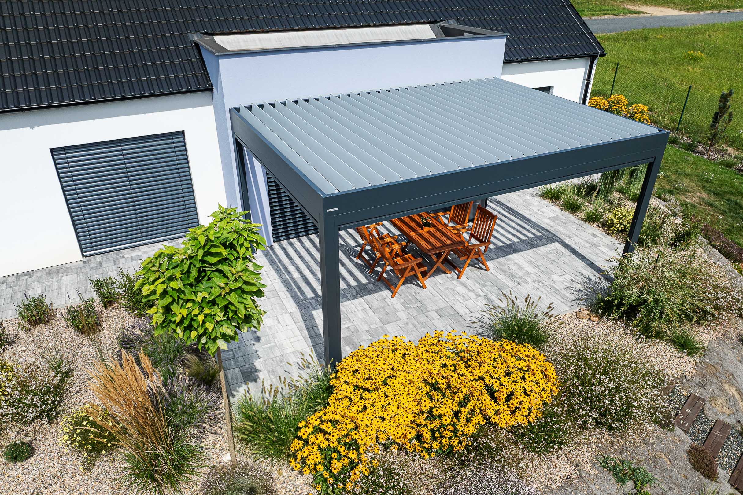 Bioklimatická pergola Skyline se screenovými roletami Zipex