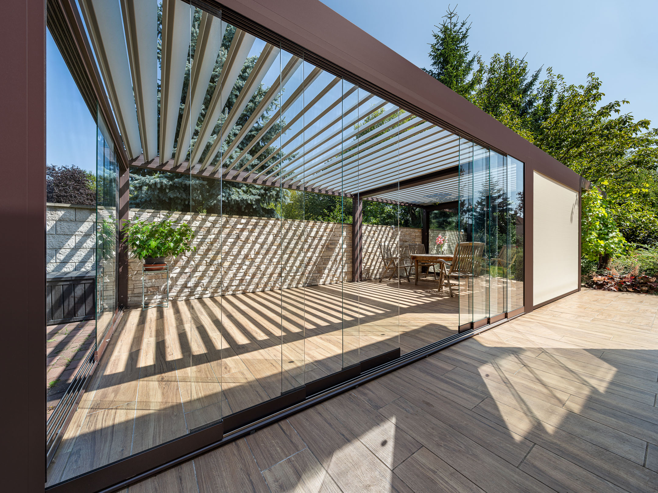 Bioklimatická pergola Skyline s bezrámovým zasklením Move a screenem Zipex