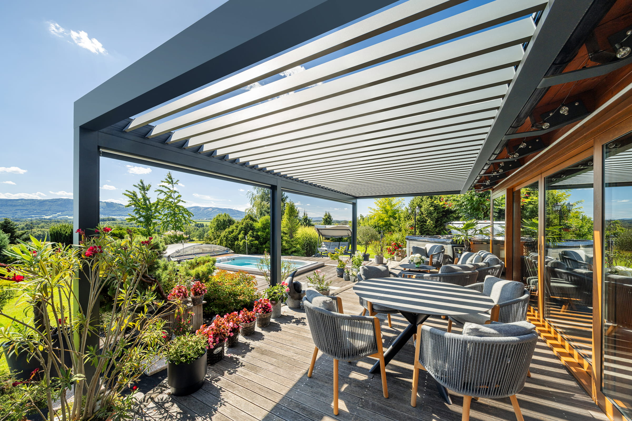 Bioklimatická pergola SKYLINE se screenovými roletami ZIPEX v Beskydech