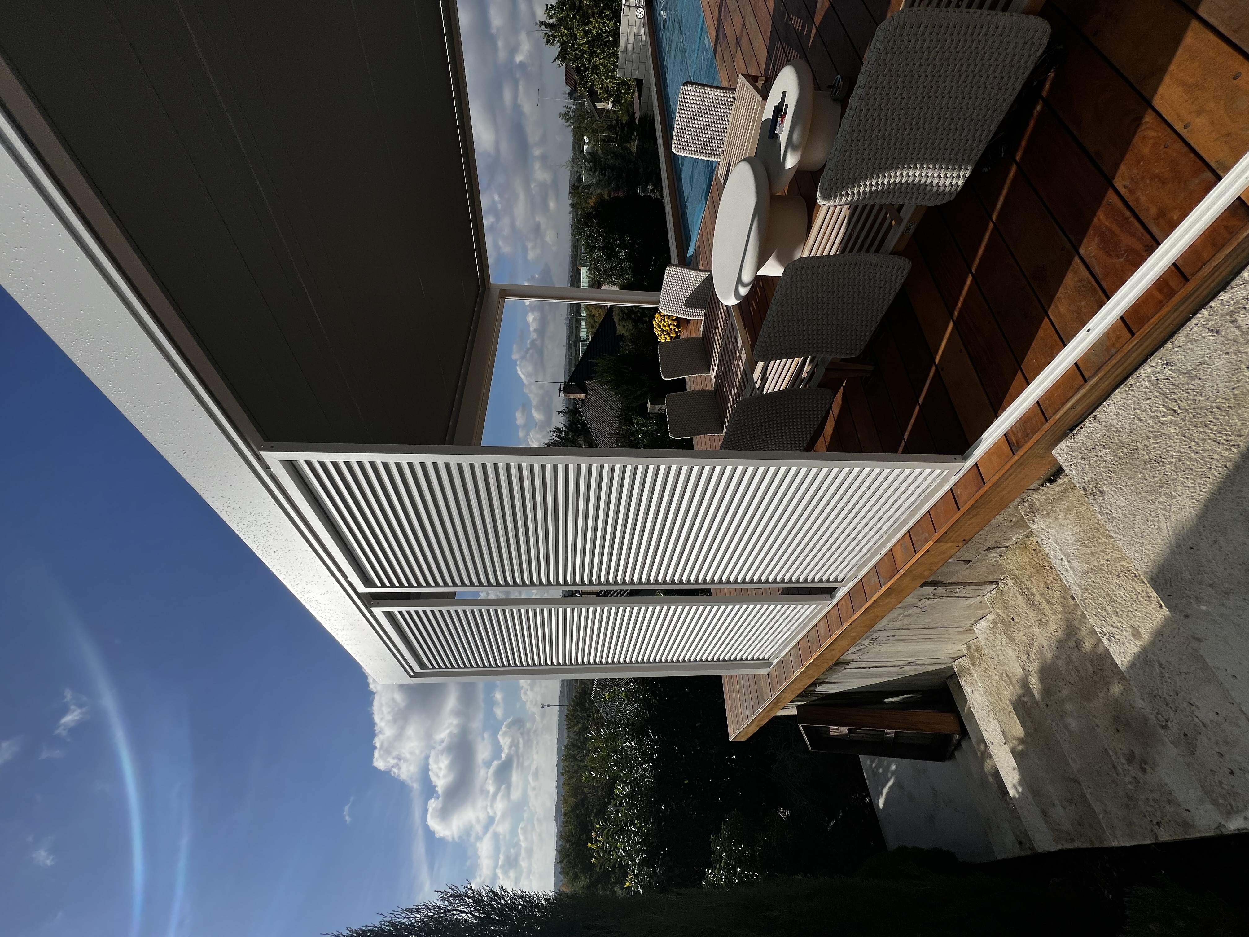 Bioklimatická pergola SKYLINE s bazénem