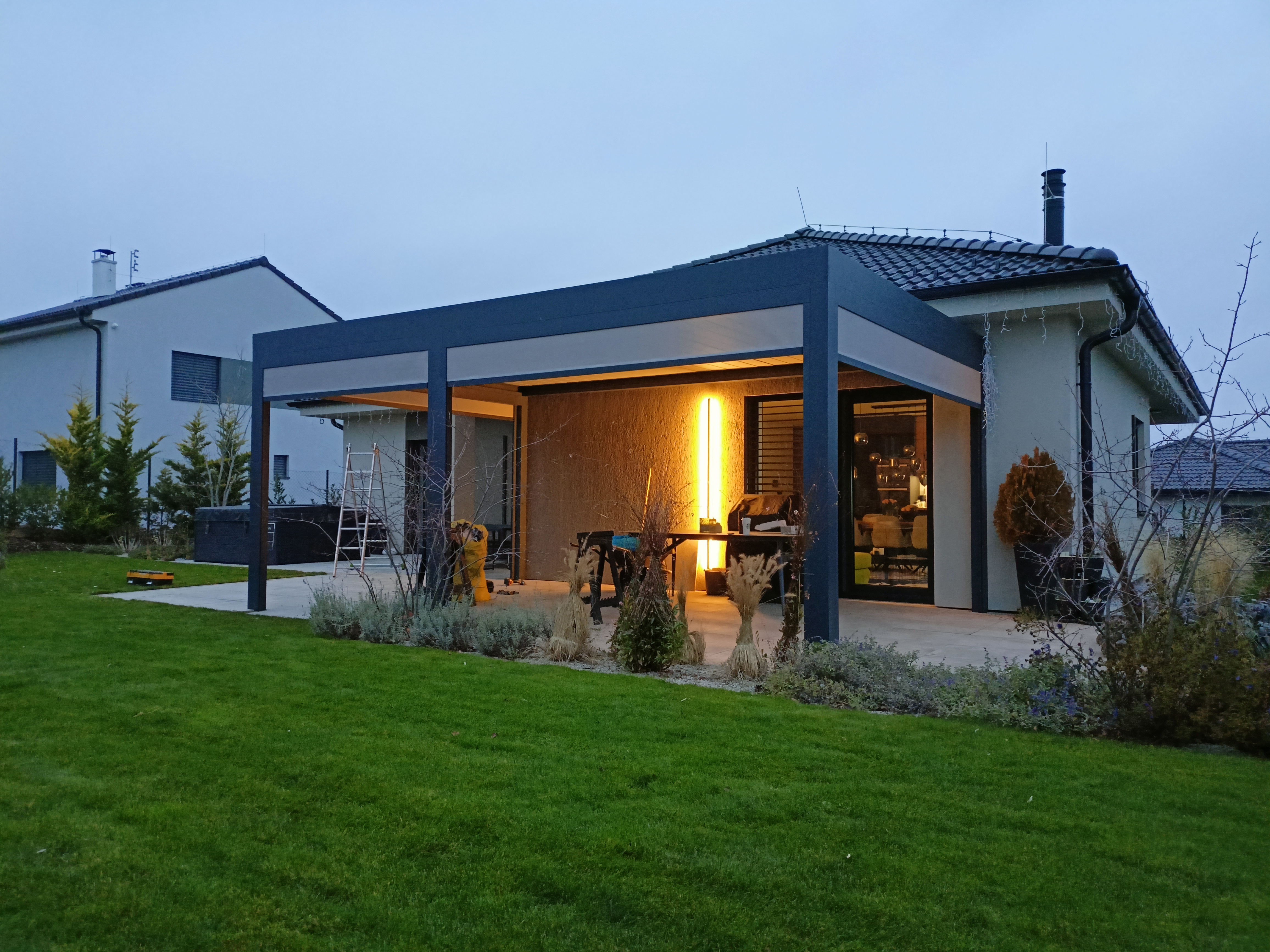 Bioklimatická pergola SKYLINE se ZIPEXEM