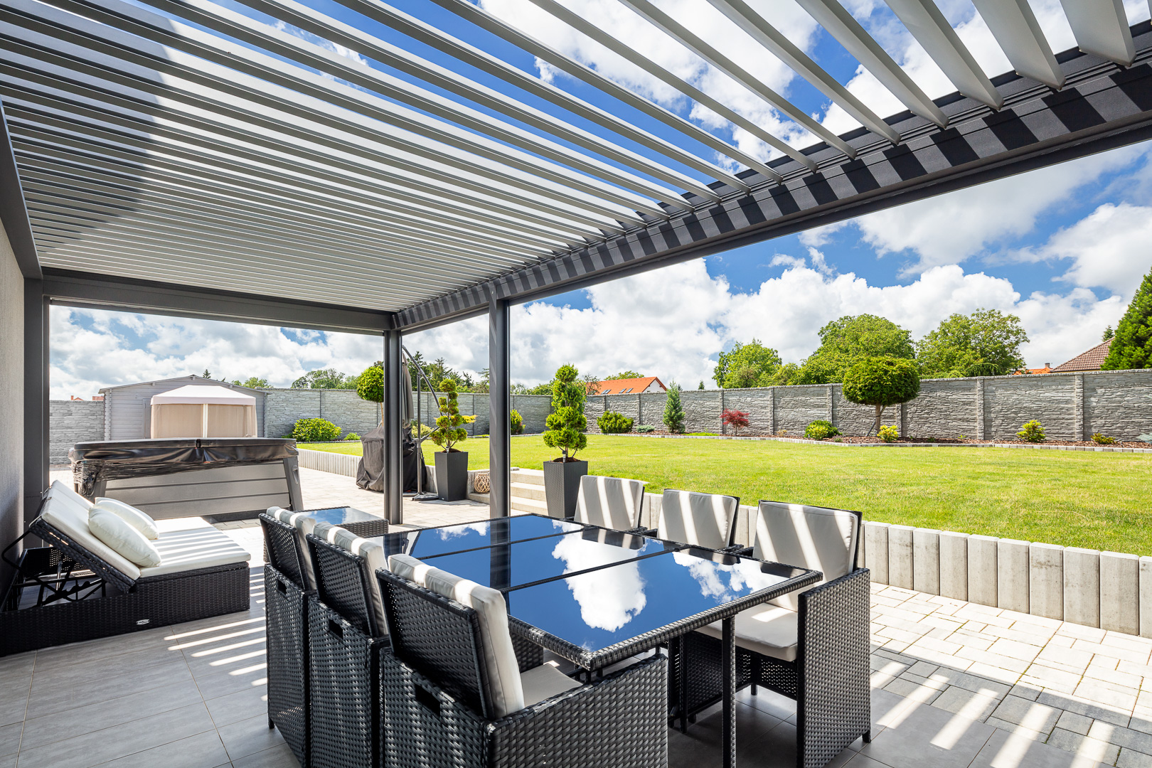 Pergola SKYLINE se screenovou roletou ZIPEX